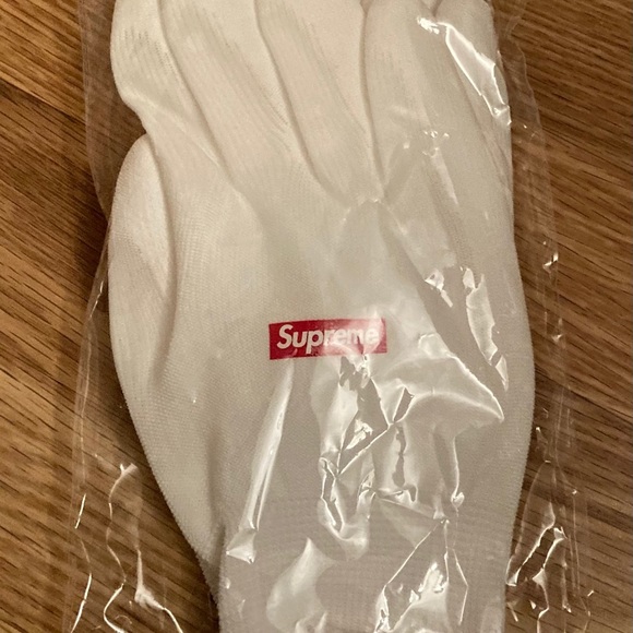 NWT supreme gloves - Picture 6 of 6
